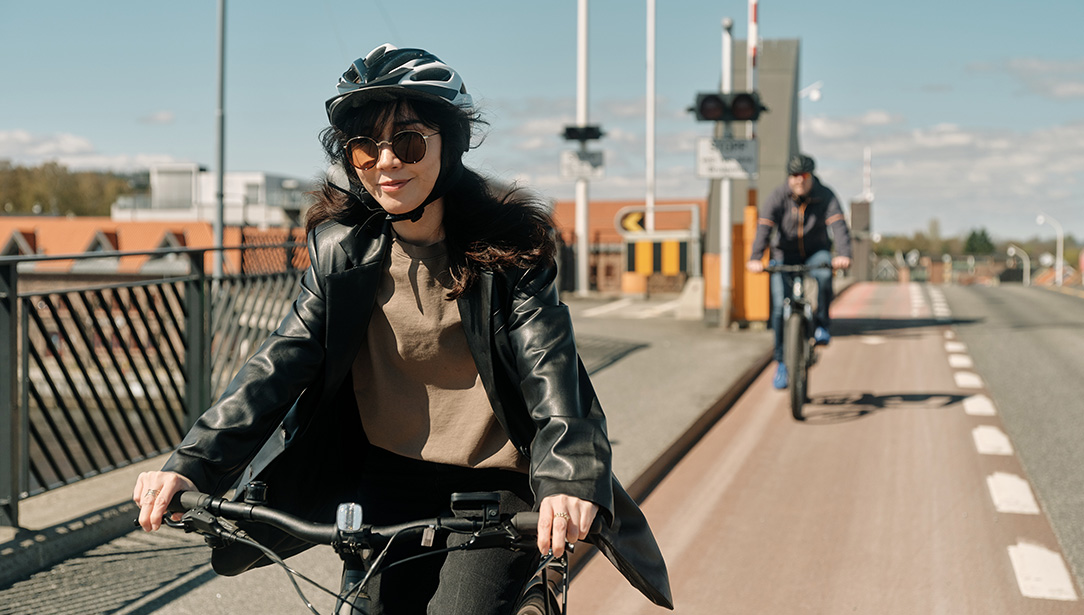 Dame på el-sykkel over Porsgrunnsbrua