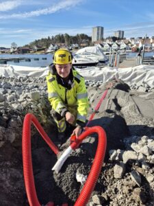 De som har båtene sine ved Assuransebrygga får tilgang her i påsken. Her Lars William Bjørnø, på utplassering hos entreprenør Tveter & Lund. (Foto: Birgitte Finne Høifødt)